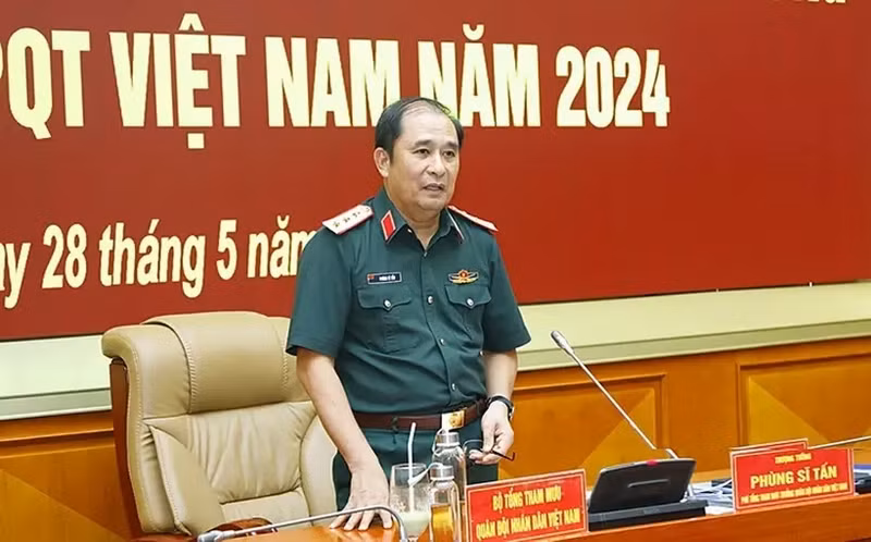El teniente general Phung Si Tan, subjefe del Estado Mayor General del Ejército Popular de Vietnam, preside la conferencia para aprobar el plan sobre la Exposición Internacional de Defensa de Vietnam 2024. (Foto: VNA)