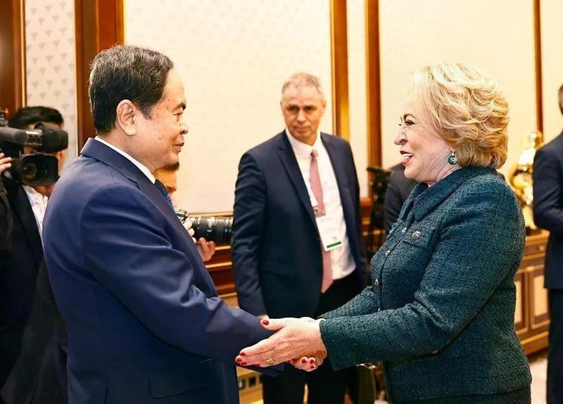El presidente de la Asamblea Nacional, Tran Thanh Man (izq.), se reúne con la presidenta del Consejo de la Federación de la Asamblea Federal Rusa, Valentina Matviyenko. (Foto: VNA)