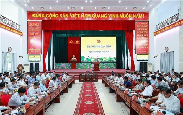 El primer ministro Pham Minh Chinh trabaja con líderes de varios ministerios, sectores y localidades del Delta del Mekong sobre la erosión de las riberas de los ríos y las costas, así como los esfuerzos para superar la erosión y las inundaciones en la región. (Foto: VNA)