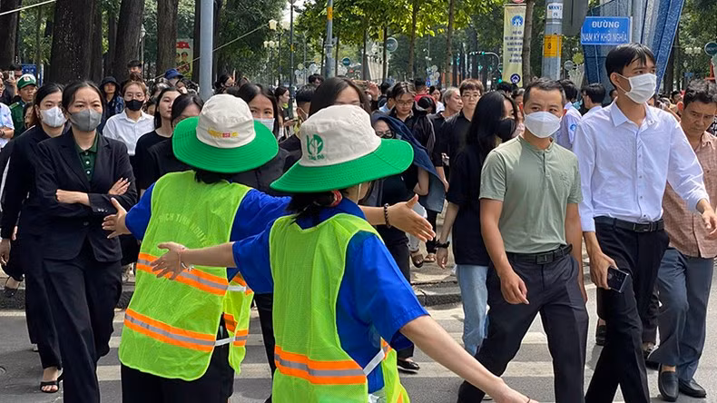 Los voluntarios en el funeral.