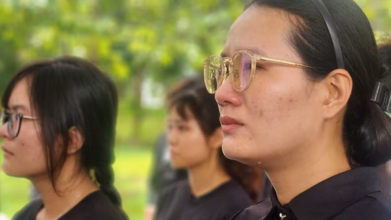 Los jóvenes expresan su pésame por la partida física del secretario general.