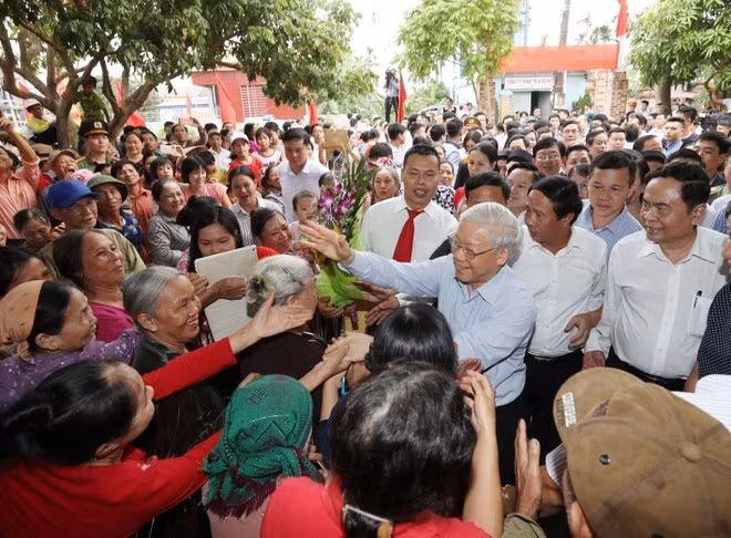 El secretario general Nguyen Phu Trong con la población de la aldea de Thuong Dien, comuna de Vinh Quang, distrito de Vinh Bao, durante el Festival de Gran Unidad Nacional de la ciudad de Hai Phong (15 de noviembre de 2017). (Foto: Tri Dung-VNA)