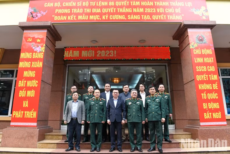 Representantes de Nhan Dan y del Comando Ciberespacial, dependiente del Ministerio de Defensa en el encuentro.