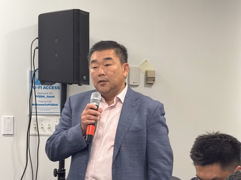 Sean Lam, representante de las empresas vietnamitas en Estados Unidos habla en el evento. (Foto: VNA)