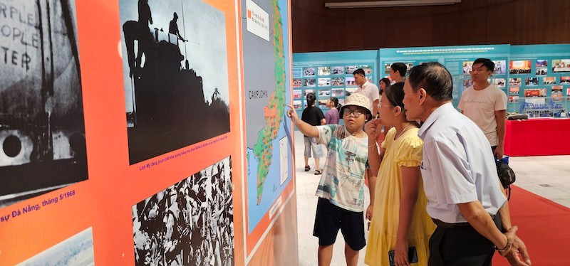 En la exposición. 