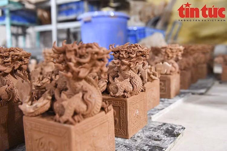 El producto llamado "Huella de Dragón Sagrado", fue hecho por cinco trabajadores, quienes se encargaron de todas las etapas de la elaboración desde la creación, el moldeado hasta el dibujo de motivos. (Foto: VNA)