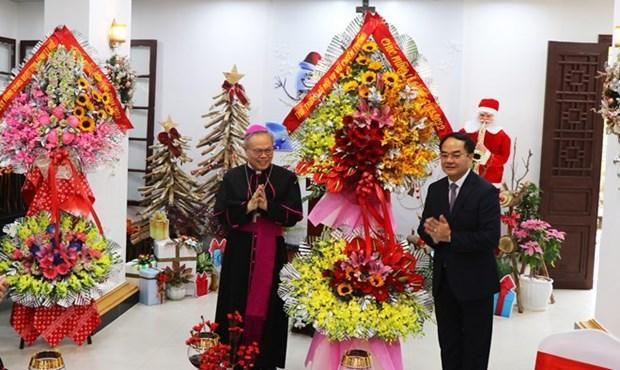 El viceministro del Interior, Vu Chien Thang y el arzobispo Nguyen Chi Linh. (Fotografía: VNA)