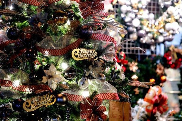 Artículos decorativos para la Navidad en la calle Hang Ma. (Foto: VNA)