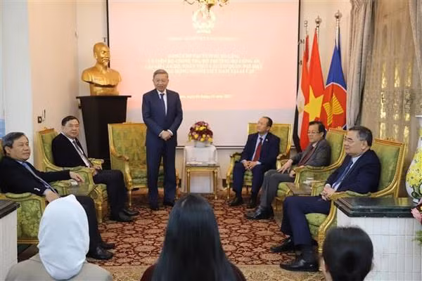 El general To Lam, ministro de Seguridad Pública de Vietnam, en un encuentro con funcionarios de la embajada de Vietnam en Egipto. (Foto: VNA)
