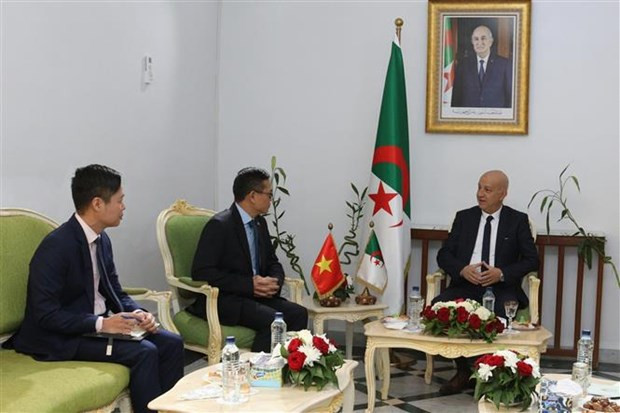 El embajador de Vietnam en Argelia, Tran Quoc Khanh, sostiene una reunión con el secretario general del Frente de Liberación Nacional de Argelia, Abdelkrim Benmbarek. (Foto: VNA)