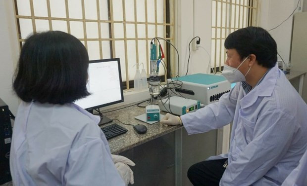 El doctor Huynh Thien Tai en el laboratorio de química de la Universidad de Recursos Naturales y Medio Ambiente, Ciudad Ho Chi Minh. (Fotografía: VOV)