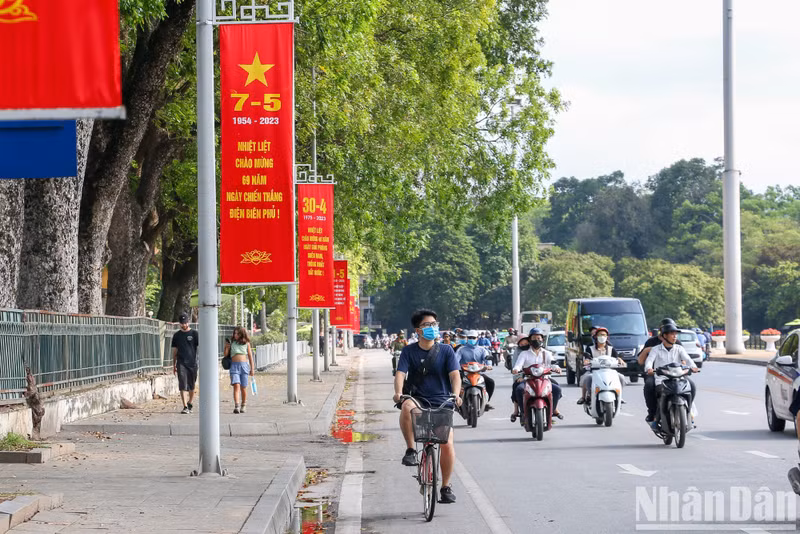 La calle Doc Lap (Independencia) decorada con pancartas para celebrar la gran fiesta de la nación.