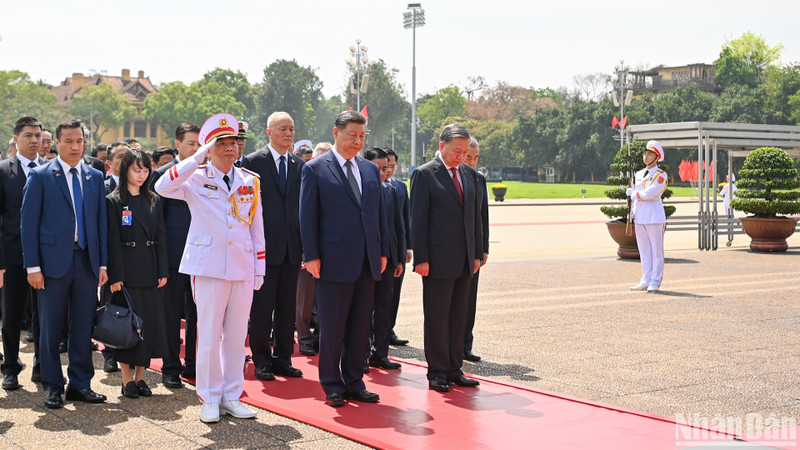 El secretario general del Partido Comunista de Vietnam, To Lam, y el secretario general del Partido Comunista de China y presidente de ese país, Xi Jinping, junto con otros dirigentes de los dos países, rindieron homenaje al Presidente Ho Chi Minh.