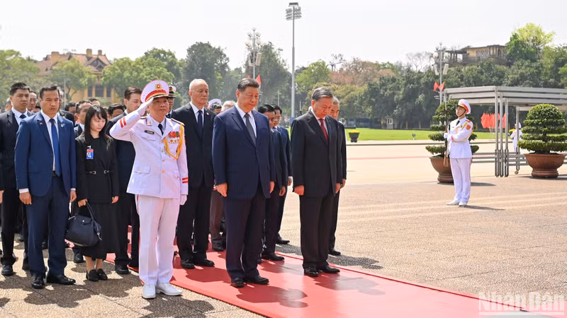 El secretario general del Partido Comunista de Vietnam, To Lam, y el secretario general del Partido Comunista de China y presidente de ese país, Xi Jinping, junto con otros dirigentes de los dos países, rindieron homenaje al Presidente Ho Chi Minh.