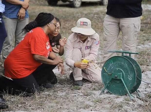 EE.UU. refuerza apoyo a provincia de Quang Tri para superar consecuencias de minas. (Fotografía: VNA)