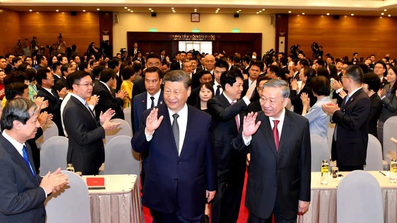 El secretario general del Partido Comunista de Vietnam, To Lam (derecha), y el secretario general del Partido Comunista de China y presidente del país vecino, Xi Jinping, asisten al encuentro amistoso entre los dos pueblos (Foto: Nhan Dan)