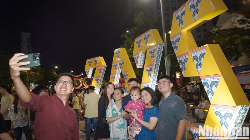 La felicidad de una pareja en el momento de esperar la llegada de la primavera. 