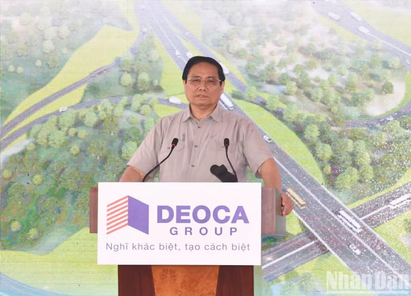 El primer ministro de Vietnam, Pham Minh Chinh, habla en el evento.