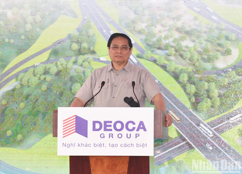 El primer ministro de Vietnam, Pham Minh Chinh, habla en el evento.