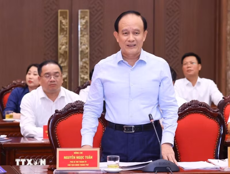 Nguyen Ngoc Tuan, vicesecretario del Comité partidista y presidente del Consejo Popular de Hanói, presenta un informe.