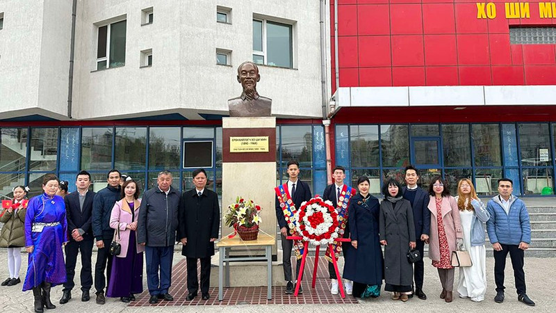 En el acto en homenaje al Presidente Ho Chi Minh.