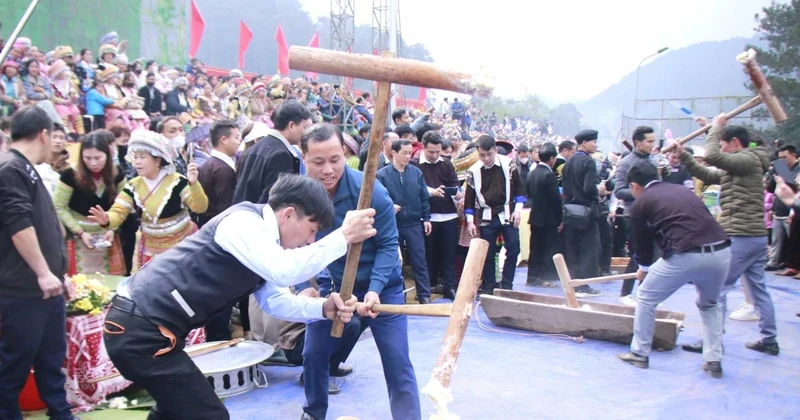 Los turistas experimentan la elaboración de pastel de arroz glutinoso (banh day) del pueblo Mong. (Foto: VNA)