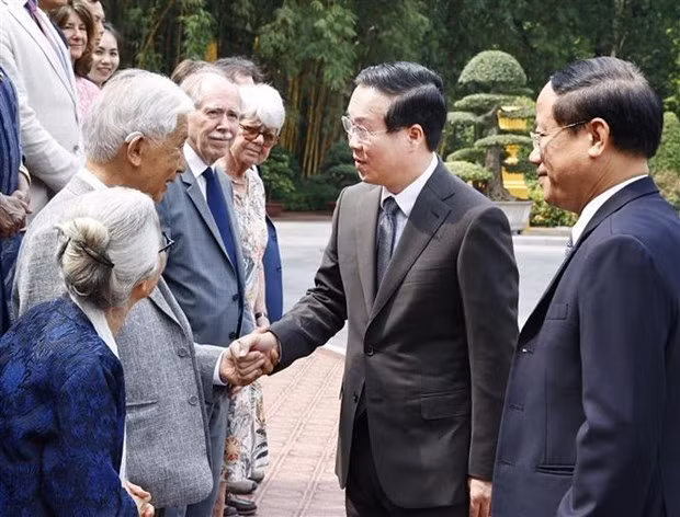 El presidente Vo Van Thuong se reúne en Hanói con científicos internacionales y vietnamitas que asisten a la conferencia científica internacional "La ventana al universo". (Foto: VNA)