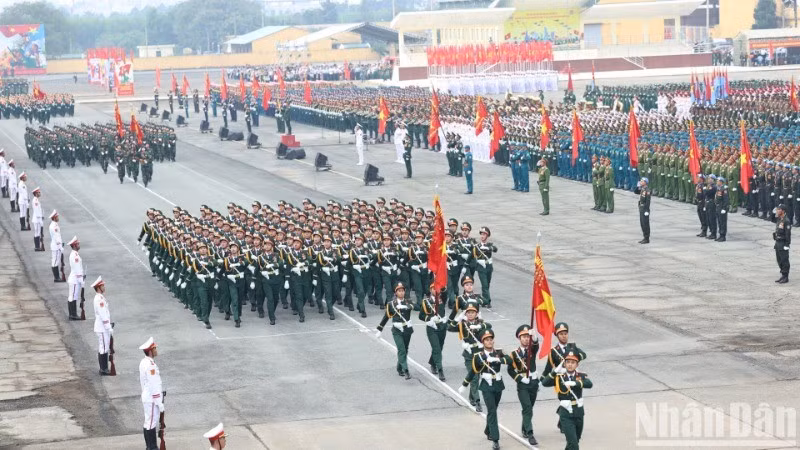 Oficiales y soldados de las Fuerzas Armadas participan en el ensayo general para la celebración del 30 de abril. (Foto: Nhan Dan)