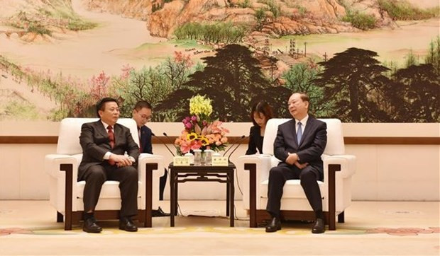 Nguyen Xuan Thang, miembro del Buró Político, director de la Academia Política Nacional Ho Chi Minh y presidente del Consejo Teórico Central, se reúne con Huang Kunming, secretario del Comité del Partido Comunista de China en Guangdong. (Foto: VNA)