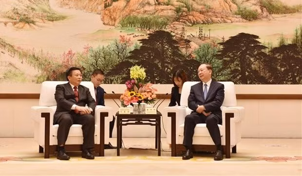 Nguyen Xuan Thang, miembro del Buró Político, director de la Academia Política Nacional Ho Chi Minh y presidente del Consejo Teórico Central, se reúne con Huang Kunming, secretario del Comité del Partido Comunista de China en Guangdong. (Foto: VNA)