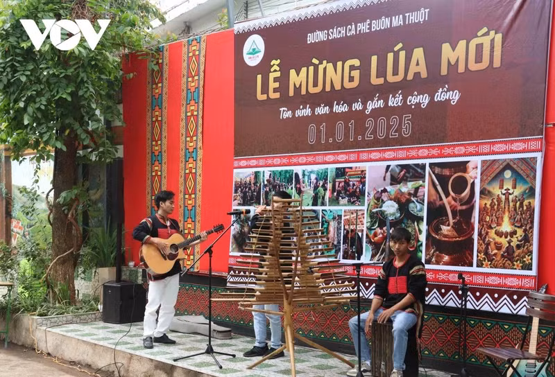 La parte festiva continúa con actuaciones de artistas jóvenes de la aldea, quienes tocan instrumentos musicales junto con la participación de visitantes. (Foto: VNA)
