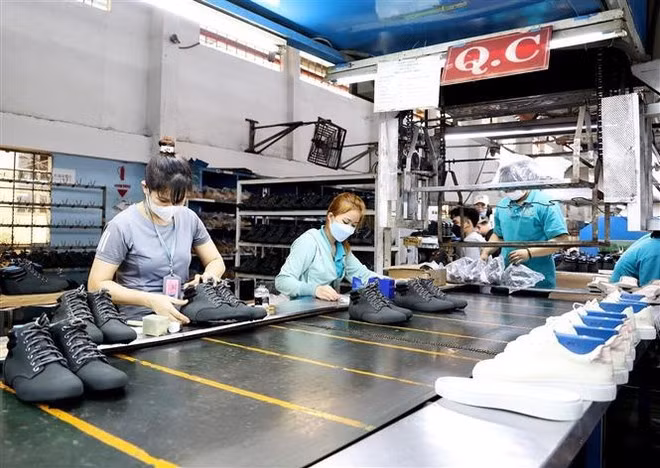 Trabajadores trabajan en la fábrica de zapatos Gia Dinh en la ciudad de Thu Duc, Ho Chi Minh. (Foto: VNA)