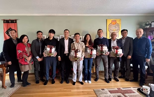 El embajador Dang Hoang Giang entrega obsequios a los intelectuales vietnamitas más destacados del estado de Connecticut. (Foto: VNA)
