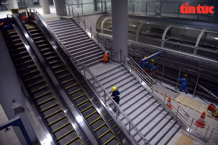 Acceso al primer y segundo pisos mediante escaleras mecánicas y escaleras tradicionales. Según el diseño, el primero y el segundo piso se utilizarán para la línea 1. Mientras, el tercer y cuarto piso se utilizarán para las líneas restantes. (Foto: VNA)