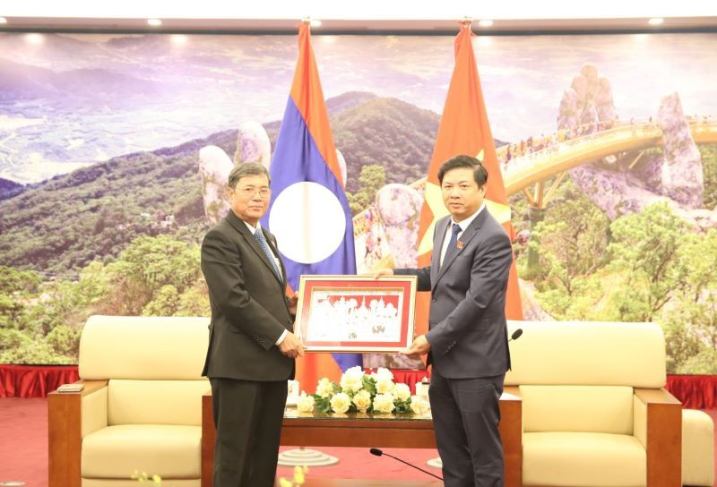El vicepresidente de la Asamblea Nacional, Khambay Damlat, regala un cuadro al vicesecretario permanente del Comité partidista y presidente del Consejo Popular de Da Nang, Luong Nguyen Minh Triet. 
