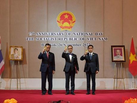 El embajador Pham Chi Thanh y delegados. (Fotografía: VNA)