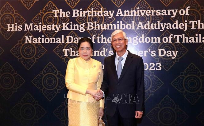 Vo Van Hoan, vicepresidente del Comité Popular de Ciudad Ho Chi Minh, felicita a Wiraka Moodhitaporn, cónsul general de Tailandia en la ủbre. (Foto: VNA)