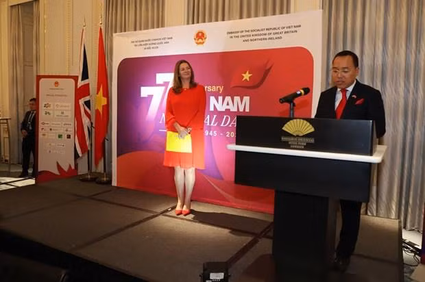 El embajador de Vietnam en Reino Unido, Nguyen Hoang Long, interviene en la cita. (Fotografía: VNA)