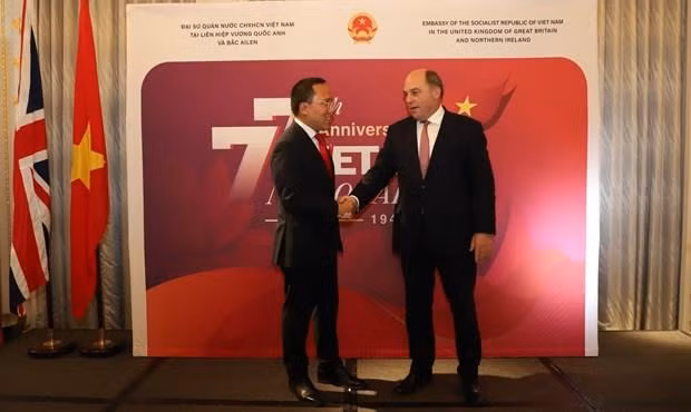 El embajador de Vietnam en Londres, Nguyen Hoang Long (izquierda), recibe al secretario de Estado de Defensa del Reino Unido, Ben Wallce. (Fotografía: VNA)