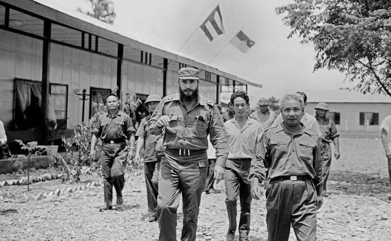 Fidel Castro, primer secretario del Comité Central del Partido Comunista y primer ministro del gobierno revolucionario de Cuba, visita el Comité Popular Revolucionario de la provincia de Quang Tri (la zona liberada de Vietnam del Sur). (Fotografía: VNA)