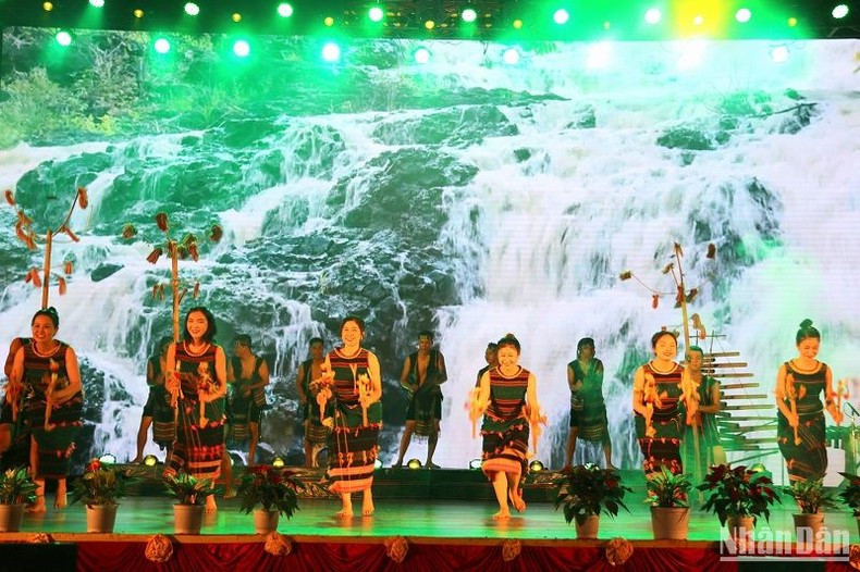 Presentan la cultura de Dak Nong en el evento. 