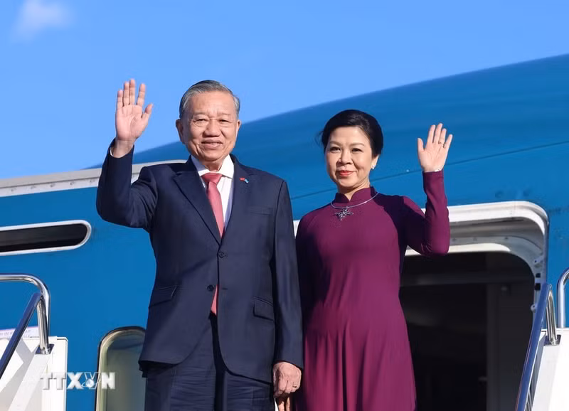 El secretario general del PCV, To Lam, y su esposa llegan a Astaná, iniciando su visita de Estado a Kazajistán. (Foto: Thong Nhat/VNA)