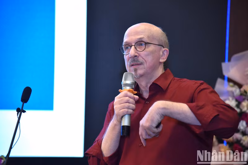 El profesor y doctor Detlef Werner Briesende, de la Universidad de Giesen de Alemania habla sobre los medios impresos en Alemania y la transformación digital.