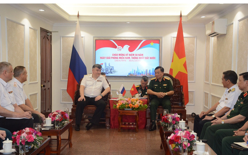 El coronel general Hoang Xuan Chien, miembro del Comité Central del Partido Comunista, miembro permanente de la Comisión Militar Central y viceministro de Defensa de Vietnam, recibe al almirante Vladimir Mikhailovich Vorobiev, subjefe del Estado Mayor de la Armada rusa. (Foto: Periódico Ejército Popular de Vietnam)