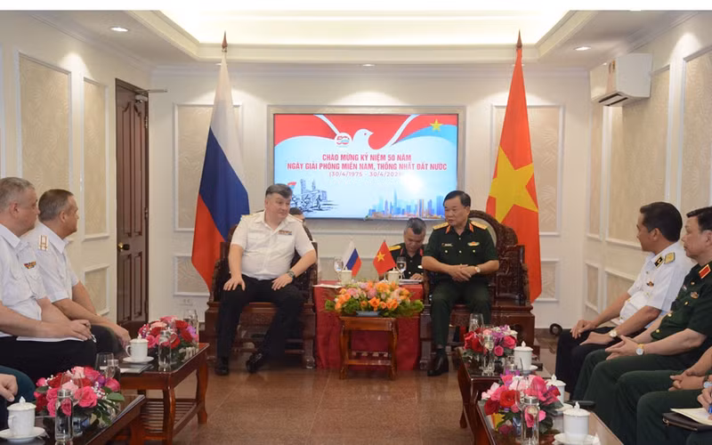 El coronel general Hoang Xuan Chien, miembro del Comité Central del Partido Comunista, miembro permanente de la Comisión Militar Central y viceministro de Defensa de Vietnam, recibe al almirante Vladimir Mikhailovich Vorobiev, subjefe del Estado Mayor de la Armada rusa. (Foto: Periódico Ejército Popular de Vietnam)