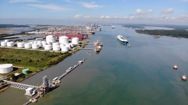 Actividades de importación de GNL en el almacén del puerto de Thi Vai. (Foto: VNA)
