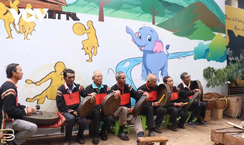 Una vez cumplidos los preparativos resuenan gongs y batintines para comenzar oficialmente los rituales. (Foto: VNA)