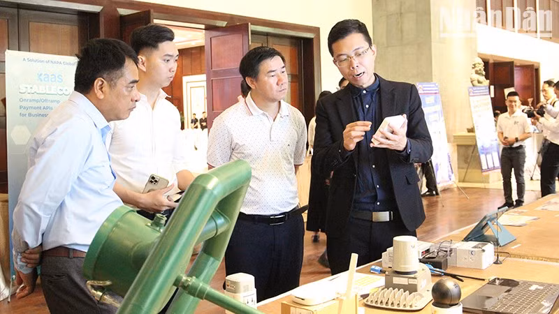 Los delegados aprenden sobre proyectos de startups.