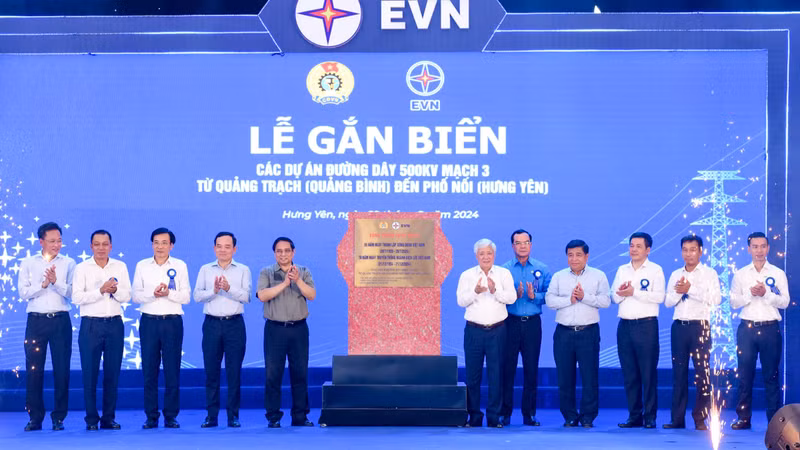 El primer ministro Pham Minh Chinh y los delegados realizan la ceremonia de colocación de cartel del proyecto. 