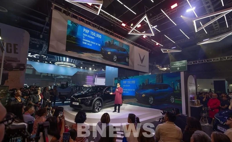 Muchos visitantes están interesados ​​en el modelo VF 6 en el stand de VinFast. (Foto: VNA)